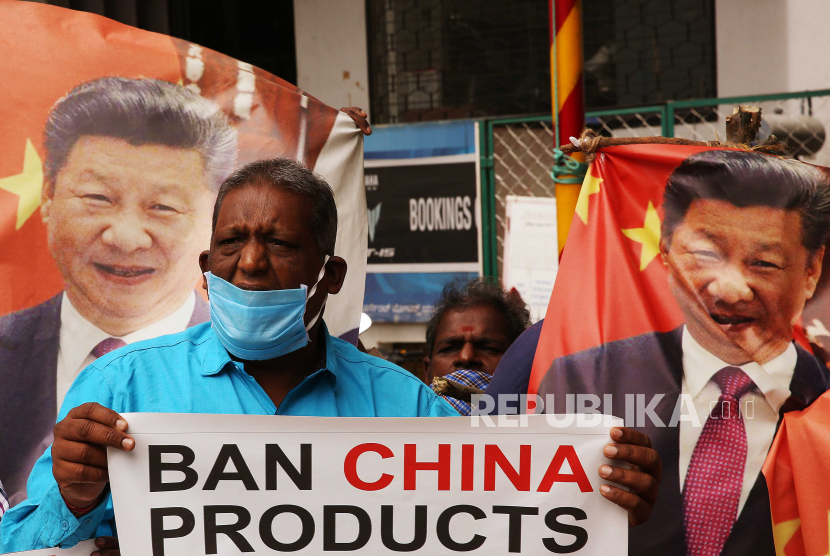 Aktivis India memegang foto-foto Presiden Cina Xi Jinping dan meneriakkan slogan-slogan terhadap Cina selama protes di Bangalore, India, Kamis (18/6/2020). India bersiap untuk mengadakan pemakaman untuk beberapa dari 20 tentara meninggal akibat bentrok dengan tentara China. Ilustrasi.