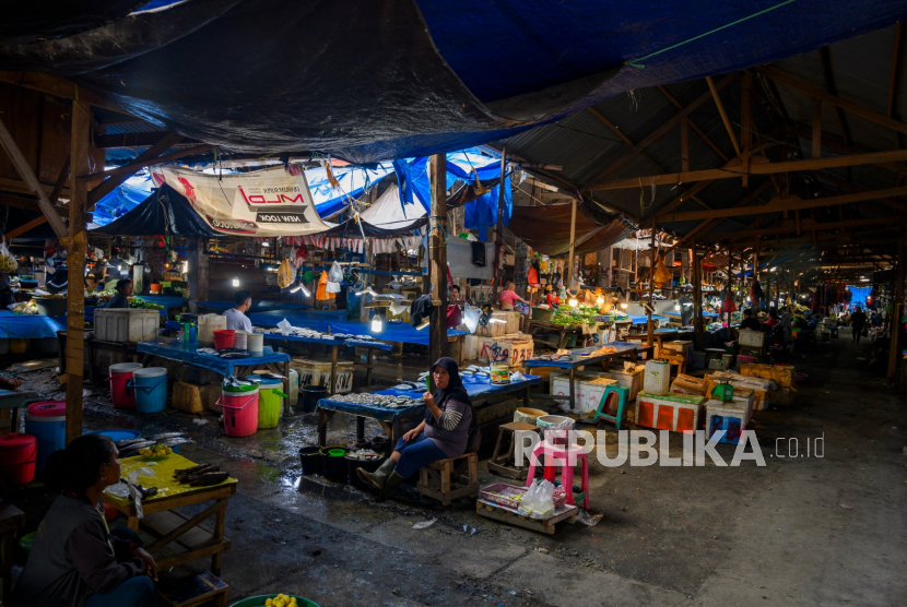 Sejumlah pedagang menunggui dagangannya di Pasar Tradisional Manonda, Palu, Sulawesi Tengah, Selasa (24/3). Penjualan pasar tradisional dan pasar modern dipastikan turun akibat wabah corona.