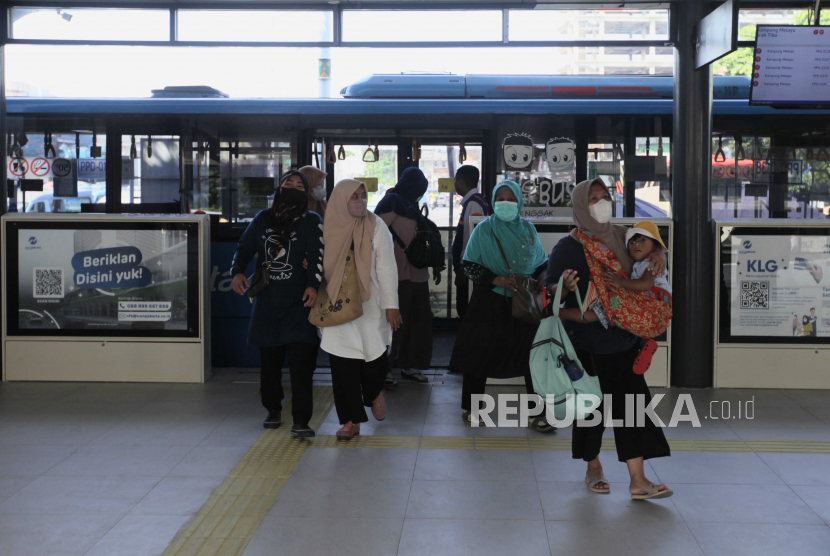 Passengers at the TransJakarta bus stop. PT TransJakarta imposed a rate of Rp 1 to celebrate the 497th Anniversary (Anniversary) of Jakarta City on 22 and 23 June 2024.