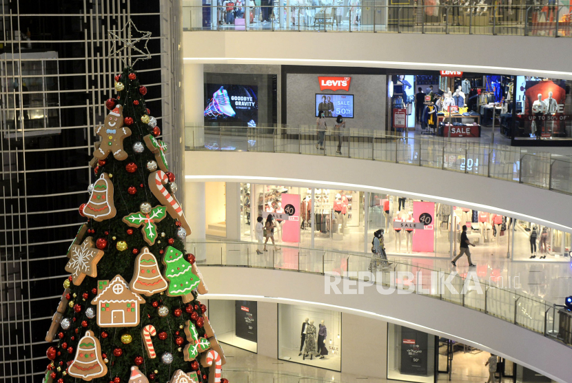 [Ilustrasi] Pengunjung melintas di depan dekorasi bertema Natal di pusat perbelanjaan di Jakarta, Senin (21/12). 