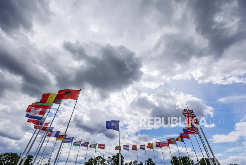  Bendera negara-negara anggota NATO berkibar tertiup angin di luar markas NATO.