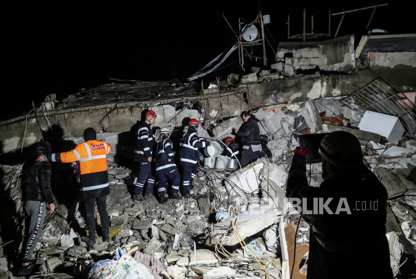 Personil darurat selama operasi pencarian dan penyelamatan di lokasi bangunan yang runtuh setelah gempa bumi 