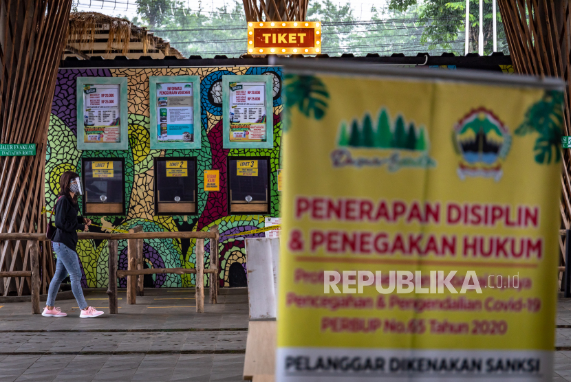 Seorang karyawan melintas di area wisata Dusun Semilir, Bawen, Kabupaten Semarang, Jawa Tengah, beberapa waktu lalu. Pemprov Jawa Tengah mengapresiasi pemerintah daerah yang menutup objek wisata saat libur akhir tahun guna mencegah meningkatnya kasus Covid-19. 