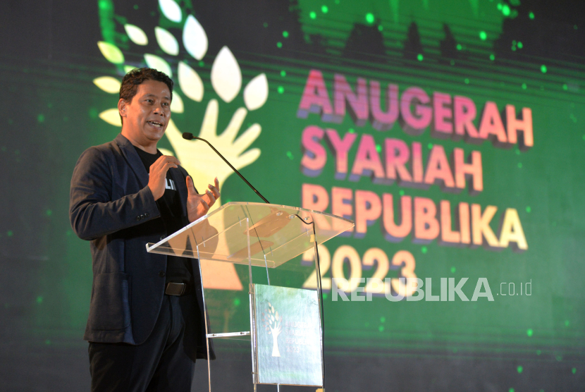 Pemimpin Redaksi Republika Elba Damhuri memberikan sambutan pada malam Anugerah Syariah Republika 2023 di Jakarta, Kamis (30/11/2023). 