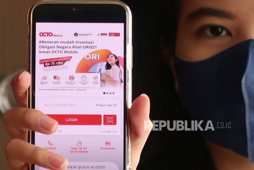 Nasabah melakukan pembelian Obligasi Negara Ritel (ORI) seri ORI 021 menggunakan Super App OCTO Mobile dari CIMB Niaga di Jakarta, Senin (31/1/2022). Sebagai mitra distribusi yang dipercaya pemerintah untuk memasarkan ORI 021, CIMB Niaga mengoptimalkan kanal pemesanan melalui digital banking, dengan kepraktisan ini, diharapkan minat masyarakat terhadap instrumen investasi ini terus meningkat. Foto: Darmawan/Republika.