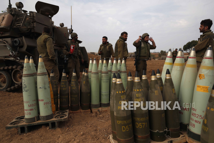 Unit artileri Israel bersiaga di daerah sepanjang perbatasan dengan Gaza, Israel selatan, 09 Oktober 2023.