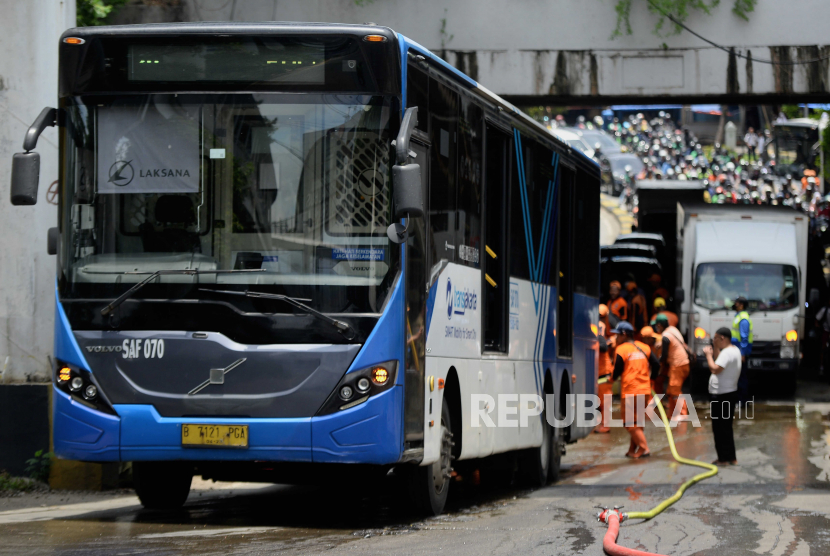 Bus Transjakarta yang mogok. Pengamat transportasi sebut Transjakarta memiliki banyak masalah sehingga butuh pemimpin prima.