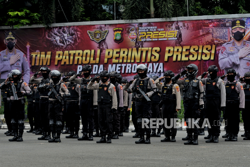 Personel Kepolisian saat mengikuti upacara peresmian tim Perintis Presisi Polda Metro Jaya di Lapangan Presisi Polda Metro Jaya, Jakarta, Kamis (13/1).Tim Perintis Presisi Polda Metro Jaya bertujuan untuk meningkatkan kemampuan operasi dan patroli dalam mencegah gangguan keamanan dan ketertiban masyarakat. Republika/Thoudy Badai