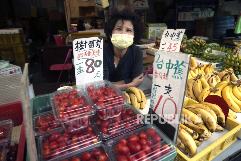 Pedagang memakai masker untuk membantu mencegah penyebaran coronavirus di sebuah pasar di Taipei, Taiwan, Selasa (14/4). Taiwan menanti kedatangan vaksin Moderna guna mempercepat program vaksinasi. 