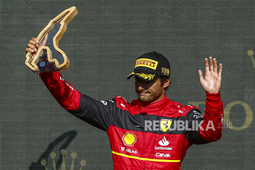 Pembalap Formula Satu Spanyol Carlos Sainz dari Scuderia Ferrari bereaksi di podium untuk Grand Prix Formula Satu Belgia di trek balap Spa-Francorchamps di Stavelot, Belgia, 28 Agustus 2022.