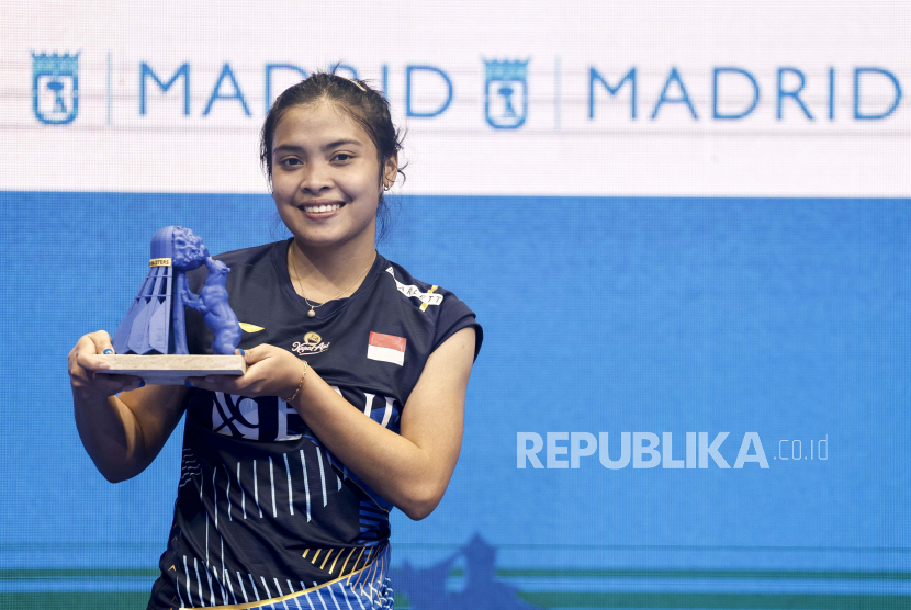 Gregoria Mariska Tunjung dari Indonesia merayakan kemenangan final tunggal putri bulu tangkis di Madrid Spain Badminton Masters di Madrid, Spanyol, Ahad (2/4/2023).