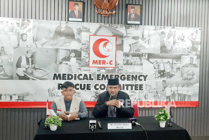  Ketua Presidium Medical Emergency Rescue Committee (MER-C), dr Sarbini Abdul (kanan) saat melakukan konferensi pers terkait runtuhnya sistem kesehatan Gaza di Kantor Pusat MER-C, Jakarta Pusat, Rabu (21/2/2024). 