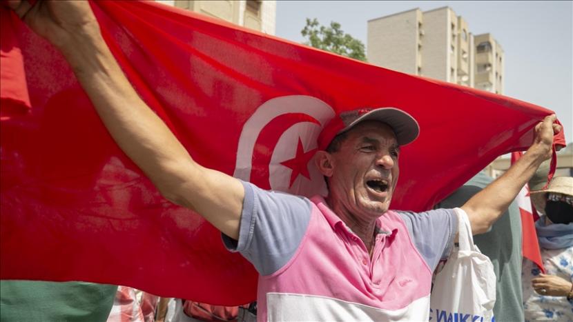 Presiden Tunisia Kais Saied pada Ahad malam (25/7) mengumumkan bahwa dia telah menangguhkan parlemen sepenuhnya mengambil alih otoritas eksekutif.