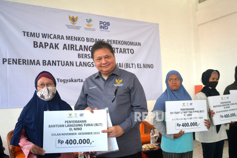Menko Bidang Perekonomian Airlangga Hartarto menyerahkan bantuan langsung tunai (BLT) El Nino secara simbolis kepada penerima di Kantor Pos Besar Yogyakarta, Ahad (24/12/2023). 