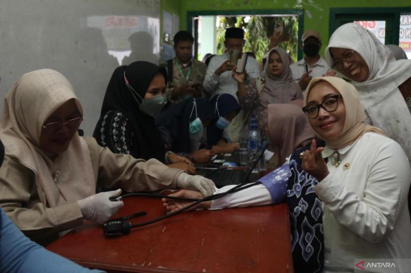 Menteri Arifah Resmikan Program Cek Kesehatan Gratis di Pesantren