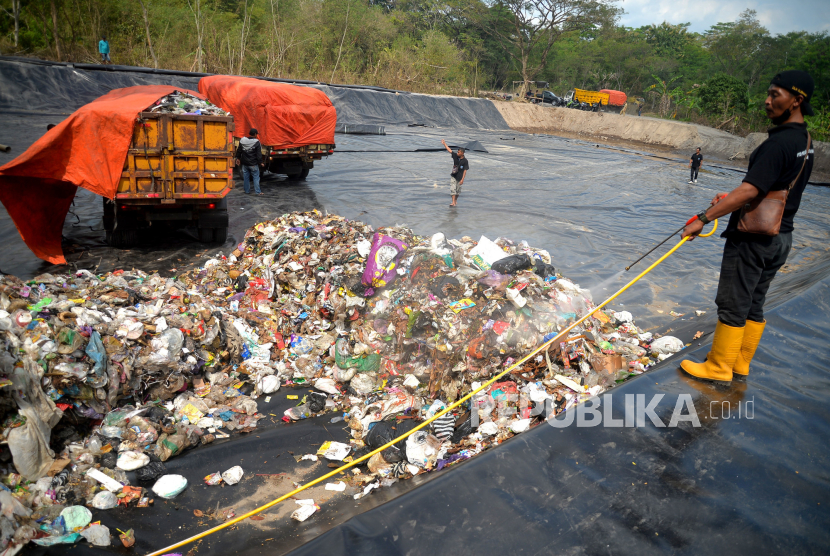 Petugas menyemprot cairan penghilang bau pada bongkaran sampah di TPST Tamanmartani, Sleman, Yogyakarta, Senin (7/8/2023). Pemkab Sleman mulai mengoperasikan TPST Tamanmartani, Kalasan, Sleman untuk pembuangan sampah untuk 45 hari ke depan. Lokasi TPST ini nanti akan  menampung 50 ton sampah. Pada hari pertama pengoperasian sebanyak 5 truk sampah yang membongkar muatan, selanjutnya targetnya 10 truk setiap harinya.