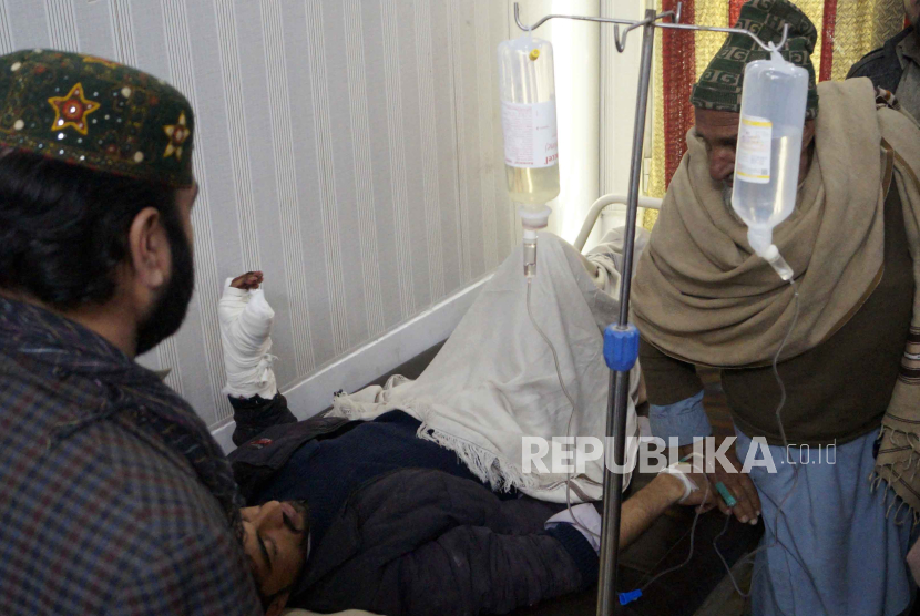 Seorang petugas polisi, yang terluka ketika militan menyerbu sebuah kantor polisi di Chodwan, menerima perawatan di sebuah rumah sakit di Dera Ismail Khan, Pakistan, (5/2/2024).