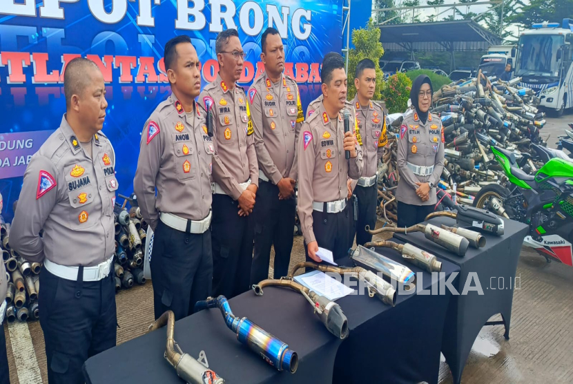 Direktorat Lalu Lintas (Ditlantas) Polda Jawa Barat berhasil menyita 17.671 unit knalpot brong. Polisi menegaskan akan menindak pengendara motor kampanye yang pakai knalpot brong.