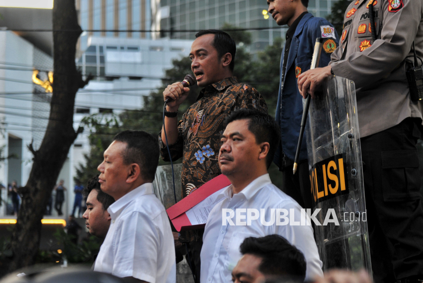 Menteri Sekretaris Negara Prasetyo Hadi berdialog dengan massa aksi saat aksi bertajuk Indonesia Gelap di Patung Kuda Arjuna Wijaya, Jakarta, Kamis (20/2/2025). Dalam aksinya mereka menuntut pemerintah untuk mengkaji ulang Intruksi Presiden (Inpres) Nomor 1 Tahun 2025 terkait efisiensi belanja dalam pelaksanaan APBN dan APBD lantaran dinilai tidak efektif dan akan mengganggu kerja di sektor lainnya terutama sektor pendidikan dan kesehatan. Selain itu, massa aksi juga menuntut pemerintah untuk segera mengesahkan RUU Perampasan Aset, menolak Revisi Undang-Undang Minerba dan menghapus fungsi Dwifungsi ABRI.