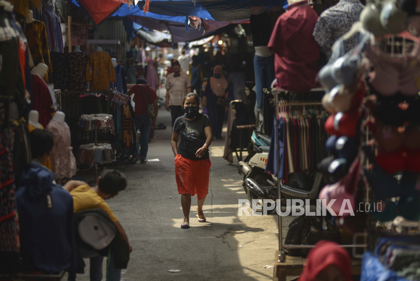 Suasana pasar tanah yang sepi pengunjung pada hari kedua dibulan suci Ramadan akibat pandemi COVID-19, Jakarta, Ahad (26/4).  Menurut pedagang, pada bulan ramadan kali ini pendapatan sejumlah pedangan mengalami penurunan hingga 90 persen yang biasanya pada bulan ramadan mampu menghasilkan 2 juta hingga 5 juta perhari  kini hanya mampu mendapatkan 300 ribu perhari