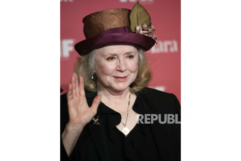 FILE - Actress Piper Laurie arrives at the Women in Film Crystal Lucy Awards, Friday June 12, 2009, in Los Angeles. Laurie, the strong-willed, Oscar-nominated actor who performed in acclaimed roles despite at one point abandoning acting altogether in search of a “more meaningful” life, died early Saturday, Oct. 14, 2023, at her home in Los Angeles. She was 91. 