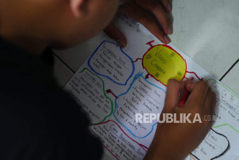 Libur Sekolah di Tasikmalaya dan Ciamis Ditambah 14 Hari. Siswa mengerjakan tugas sekolah di rumah. Foto ilustrasi.