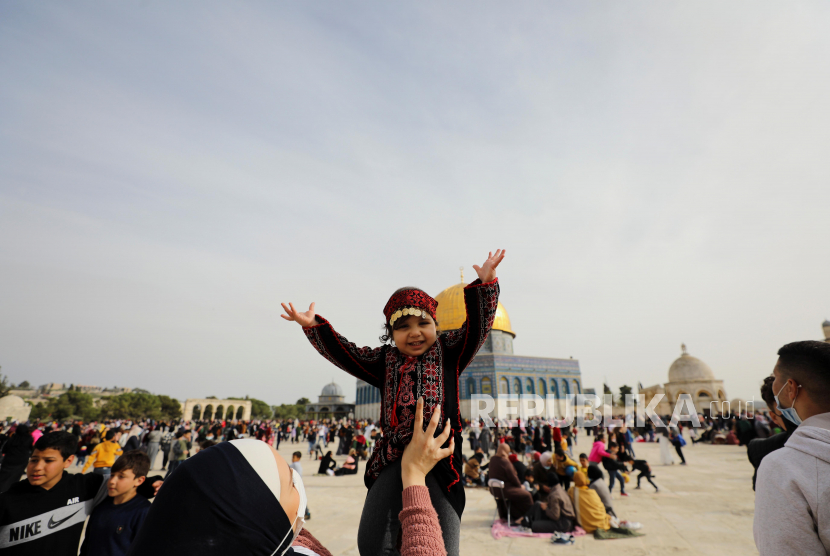  Seorang wanita menggendong seorang anak kecil saat Muslim merayakan Isra dan Miraj di Kota Tua Yerusalem 11 Maret 2021.