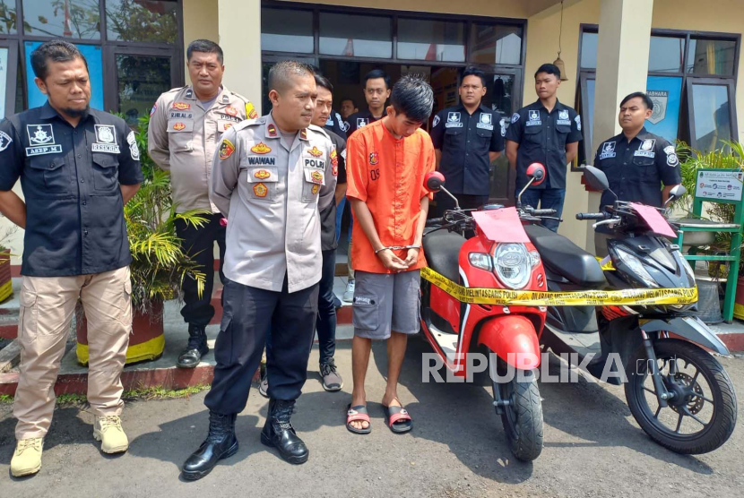 Polisi menunjukkan tersangka dan barang bukti sepeda motor curian di Markas Polsek Tawang, Kota Tasikmalaya, Jawa Barat, Rabu (30/8/2023).