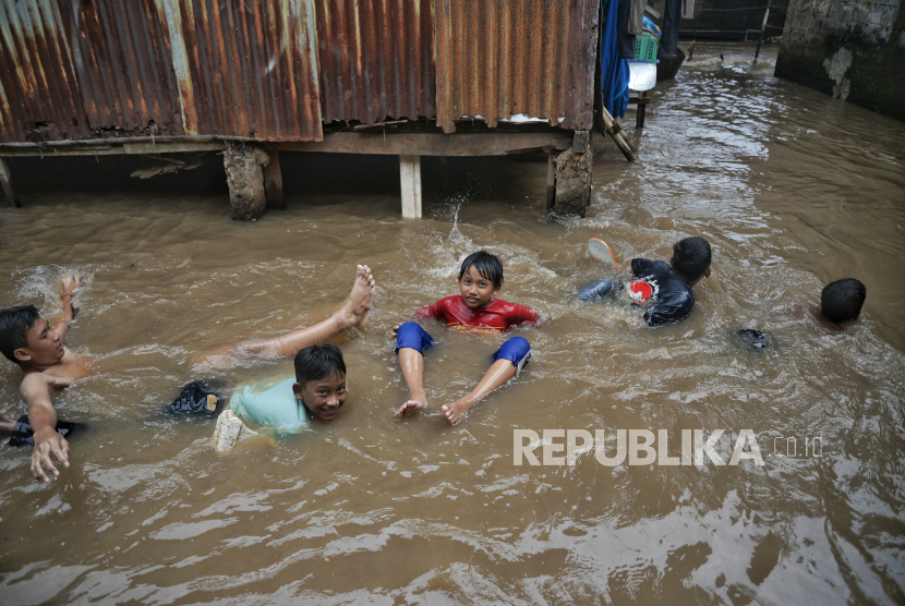 Banjir melanda pemukiman warga di Kawasan Cipinang Melayu, Jakarta, Rabu (31/1/2024). Puluhan rumah di Kelurahan Makasar Jaktim terendam banjir akibat Kali Cipinang meluap.