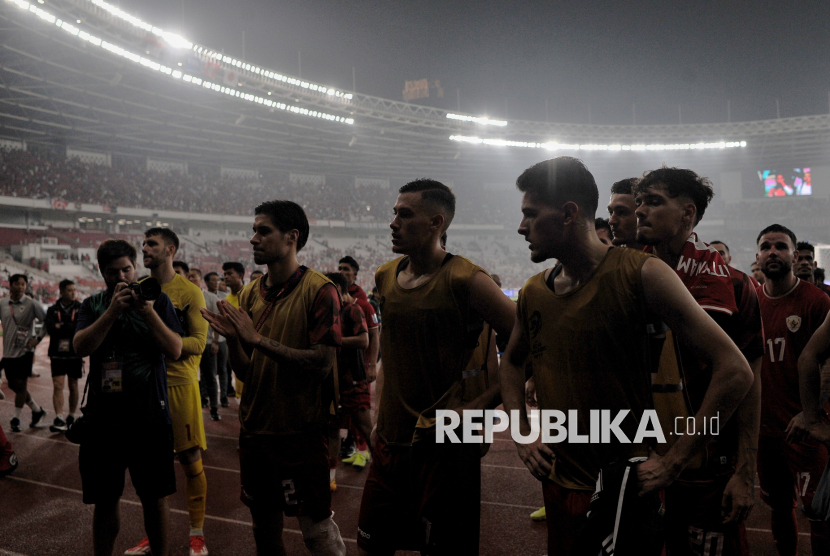 Pemain timnas Indonesia menghampiri suporter usai bertanding melawan timnas Jepang  pada babak ketiga Kualifikasi Piala Dunia 2026 Grup C di Stadion Utama Gelora Bung Karno (SUGBK), Jakarta, Jumat (15/11/2024). Dalam pertandingan tersebut, Indonesia kalah atas Jepang dengan skor 0-4. Republika/Thoudy Badai