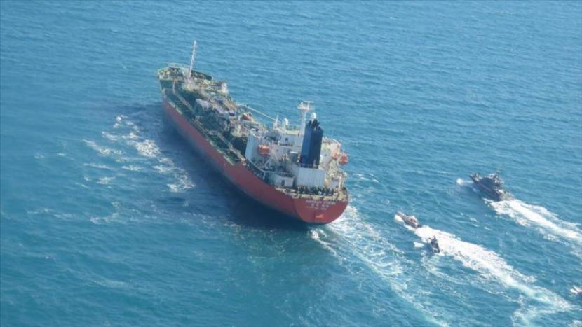 Dua WNI yang bekerja sebagai Anak Buah Kapal (ABK) kapal tanker Korea Selatan dan ditahan di Iran bernama Aji Winursito dan Muhamad Amin - Anadolu Agency