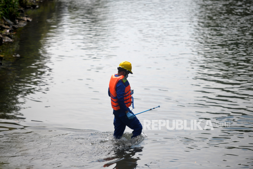 Petugas Dinas Lingkungan Hidup (DLH) Kota Yogyakarta mengambil sampel air Sungai Gajah Wong di Yogyakarta, Rabu (10/5/2023). Petugas Laboratorium DLH Kota Yogyakarta mengambil sampel air Sungai Gajahwong di lima titik lokasi mulai hulu hingga hilir yang termasuk dalam wilayah Kota Yogyakarta. Sungai yang diambil sampelnya yakni Sungai Gajah Wong, Sungai Winongo, Sungai Code, dan Sungai Manunggal karena tercemar berat dengan parameter dominan seperti koliform, fosfat, dan nitrat.