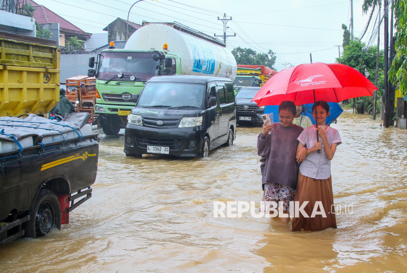 Jalan Pantura Kudus-Pati Terendam Banjir, Arus Lalin Tersendat hingga 2 Kilometer