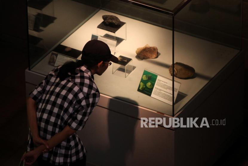 Pengunjung melihat-lihat fosil manusia purba di Museum Nasional, Jakarta, Selasa (26/6).