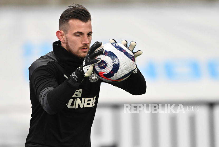  Penjaga gawang Newcastle Martin Dubravka beraksi saat pemanasan menjelang pertandingan sepak bola Liga Utama Inggris antara Newcastle United dan Wolverhampton Wanderers di Newcastle, Inggris, 27 Februari 2021.