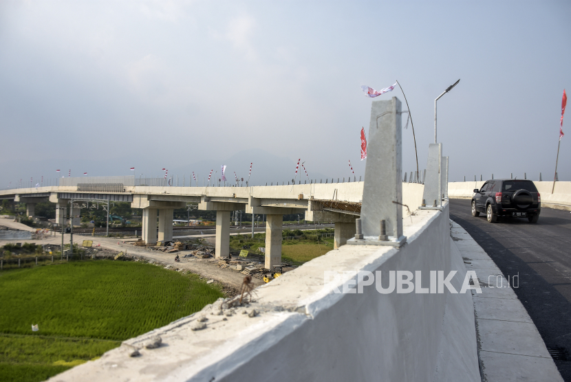 Kendaraan melintasi Jembatan Cibiru Hilir usai diresmikan di Cibiru Hilir, Kabupaten Bandung, Jawa Barat, Kamis (10/8/2023). PT KCIC meresmikan Jembatan Cibiru Hilir yang merupakan salah satu akses menuju Stasiun Kereta Cepat Tegalluar. Jembatan yang menghubungkan Jalan Sor GBLA dengan Cibiru Hilir tersebut memiliki panjang sekitar 300 meter dan lebar sembilan meter.