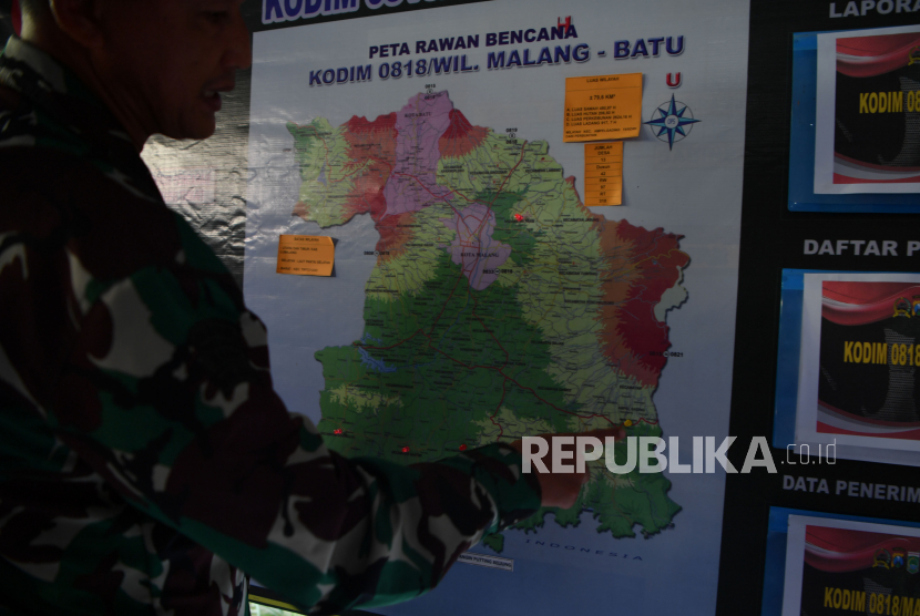 Seorang prajurit TNI AD mengamati  peta rawan bencana wilayah Malang- Batu di Posko Bencana Alam di Ampelgading di Kabupaten Malang, Jawa Timur, Ahad (11/4/2021). Berdasarkan data BNPB bahwa akibat gempa di Kabupaten Malang pada Sabtu (10/4) yang berkekuatan M 6,1 tersebut menyebabkan 2.848 rumah rusak yang tersebar di 16 kabupaten dan kota di wilayah Jawa Timur. 