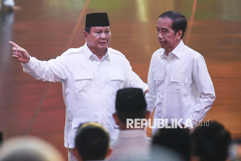 Presiden yang juga Ketua Umum Partai Gerindra Prabowo Subianto (kiri) berbincang dengan Presiden Ke-7 Joko Widodo saat perayaan HUT Ke-17 Partai Gerindra di Sentul International Convention Center, Bogor, Jawa Barat, Sabtu (15/2/2025). Perayaan HUT ke-17 Partai Gerindra mengusung tema Berjuang Tiada Akhir. 