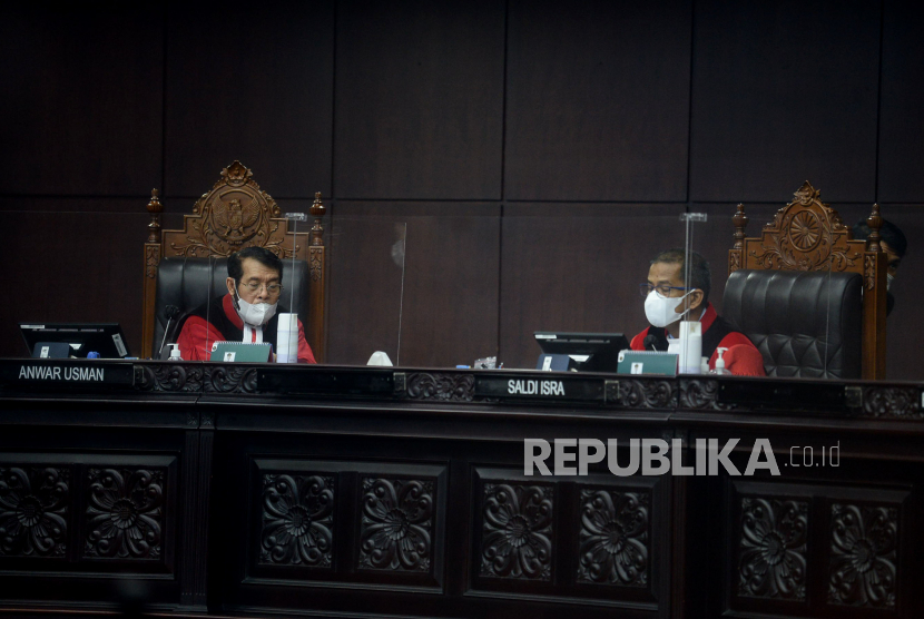Ketua Majelis Hakim Mahkamah Konstitusi (MK) Anwar Usman (kiri) memimpin sidang putusan uji Formil dan Materiil Undang-Undang Nomor 11 Tahun 2020 tentang Cipta Kerja terhadap UUD 1945, di gedung Mahkamah Konstitusi (MK), Jakarta,Kamis (25/11). Mahkamah Konstitusi (MK) menolak sebagian gugatan Undang-undang (UU) Nomor 11 Tahun 2020 tentang Cipta Kerja (UU Cipta Kerja) yang diajukan sejumlah elemen buruh. Majelis juga memerintahkan pemerintah dan DPR untuk memperbaiki dalam jangka waktu dua tahun ke depan.Prayogi/Republika.