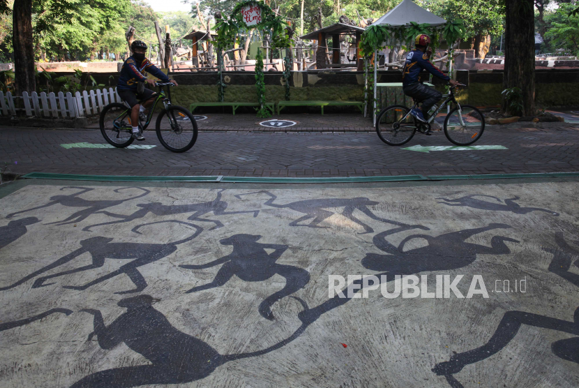 Warga bersepeda mengunjungi Kebun Binatang Surabaya, Surabaya, Jawa Timur (ilustrasi).