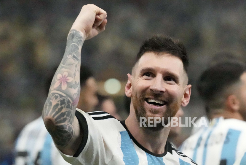 Lionel Messi dari Argentina merayakan setelah pertandingan sepak bola final Piala Dunia antara Argentina dan Prancis di Stadion Lusail di Lusail, Qatar, Ahad, 18 Desember 2022.