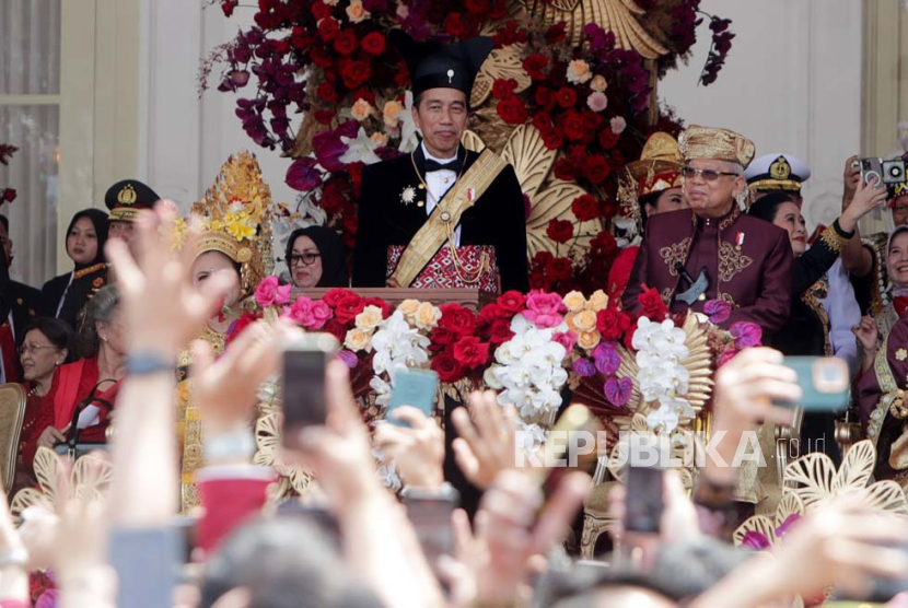 Presiden Republik Indonesia Joko Widodo saat memghadiri upaca pengibaran bendera di Istana Merdeka, Jakarta, pada Kamis (17/8/2023). Baju adat yang dikenakan Jokowi mendapat pujian para desainer,