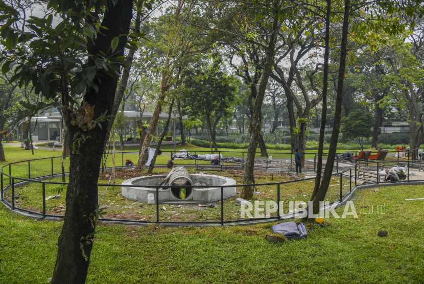 Petugas memperbaiki fasilitas Tebet Eco Park di Tebet, Jakarta, Ahad (3/7/2022). Pemprov DKI Jakarta memperpanjang penutupan lokasi tersebut dalam rangka pemeliharaan taman dan perbaikan fasilitas. 