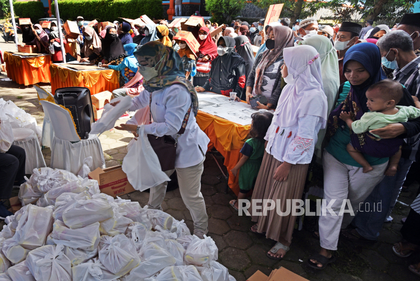 Sejumlah warga berkerumun untuk membeli minyak goreng saat operasi pasar (ilustrasi).