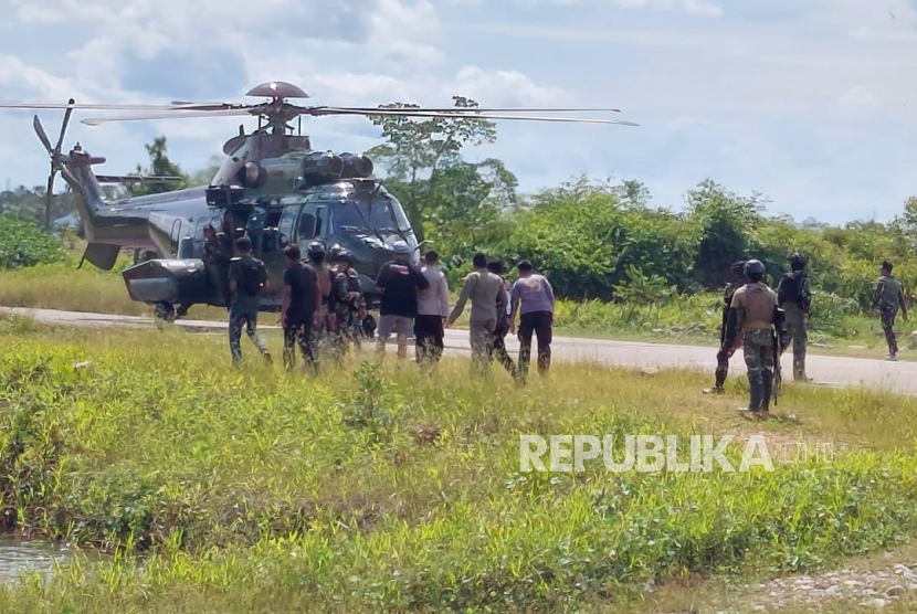 Personel TNI/Polri berada di dekat helikopter yang mendarat di Distrik Kenyam, Kabupaten Ndunga, Papua Pegunungan, Rabu (8/2/2023). Petugas gabungan TNI/Polri berhasil mengevakuasi 15 warga yang disandera gerombolan Kelompok Separatis Teroris (KST) di wilayah Ndunga untuk dibawa ke Distrik Kenyam guna mendapatkan perawatan medis. 