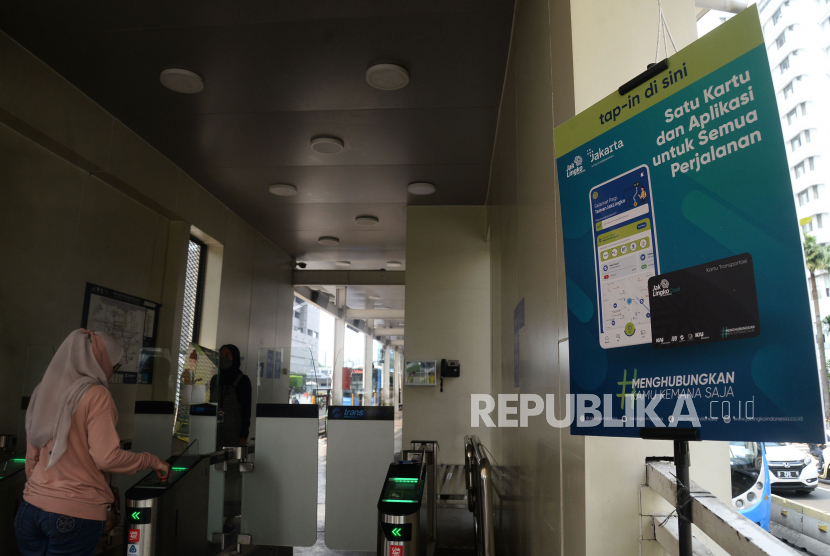 Pengguna bus transjakarta melakukan tapping untuk masuk dari Halte Transjakarta Bundaran HI, Jakarta (ilustrasi). PT Transportasi Jakarta (TransJakarta) menambah 10 persen kamera pengawas (CCTV) untuk mengawasi lalu lintas dan aktivitas penumpang pada 222 halte..Prayogi/Republika