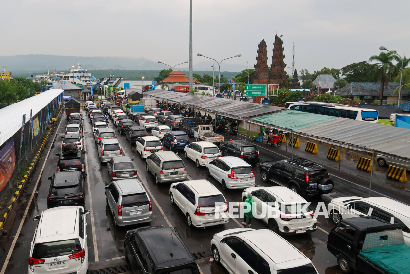 Kendaraan antre parah saat memasuki Pelabuhan Gilimanuk, Kabupaten Jembrana, Provinsi Bali.