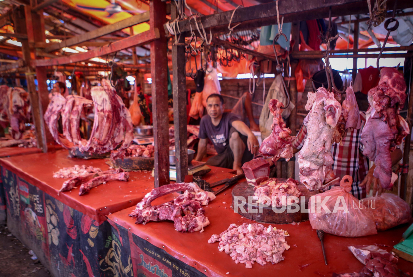 Pedagang menunggu pembeli di lapak dagangannya di Pasar Anyar, Kota Tangerang, Banten.
