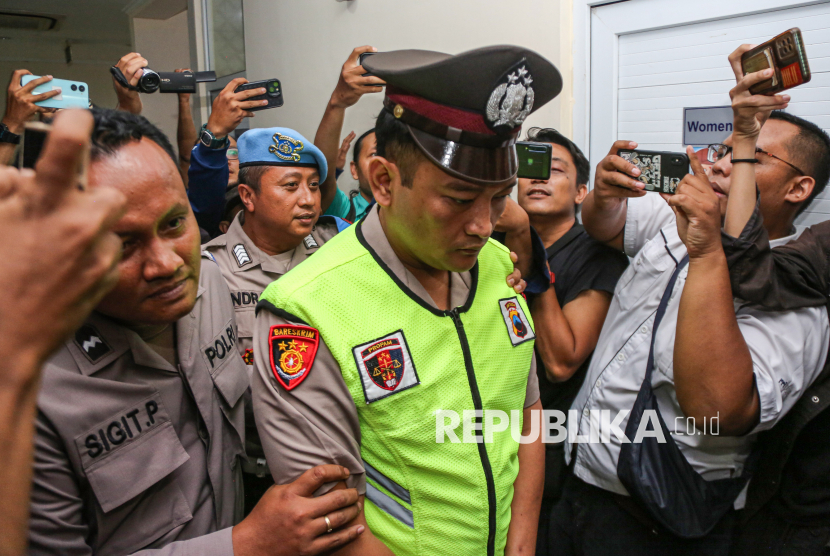 Terduga pelaku penembakan siswa SMK Aipda Robig Zaenudin (tengah) digiring petugas memasuki ruang sidang kode etik kasus tersebut di Mapolda Polda Jateng, Semarang, Jawa Tengah, Senin (9/12/2024). Sidang kode etik tersebut beragenda pembacaan putusan terkait tindakan berlebihan atau excessive action yang diduga dilakukan Aipda Robig Zaenudin dengan menembak mati korban Gamma Rizkynata Oktafandy (16) pada Ahad (24/11/2024) dini hari. 