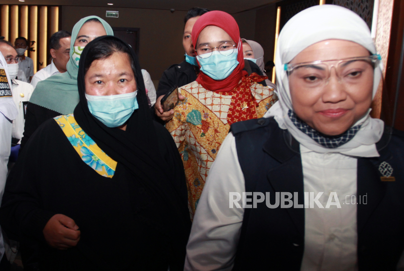 Menteri Ketenagakerjaan (Menaker) Ida Fauziyah (kanan) berjalan bersama Etty binti Thoyib (kiri) pekerja migran Indonesia (PMI) yang terbebas dari hukuman mati di Arab Saudi Setibanya di Bandara Soekarno Hatta, Tangerang, Banten, Senin (6/7/2020). Etty binti Thoyib lolos dari hukuman mati di Arab Saudi berkat tebusan 4 juta riyal atau Rp15,5 miliar yang didakwa meracuni sang majikan Faisal al Ghamdi hingga tewas. 